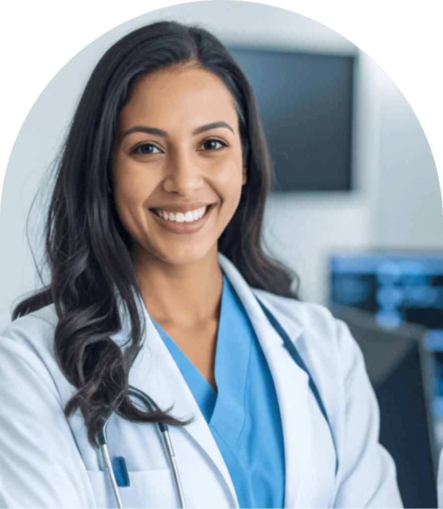 Retrato de uma médica sorridente com jaleco e estetoscópio, emoldurada com cantos arredondados, acompanhando o texto sobre os desafios na espera e na dificuldade de agendamento de consultas em hospitais.