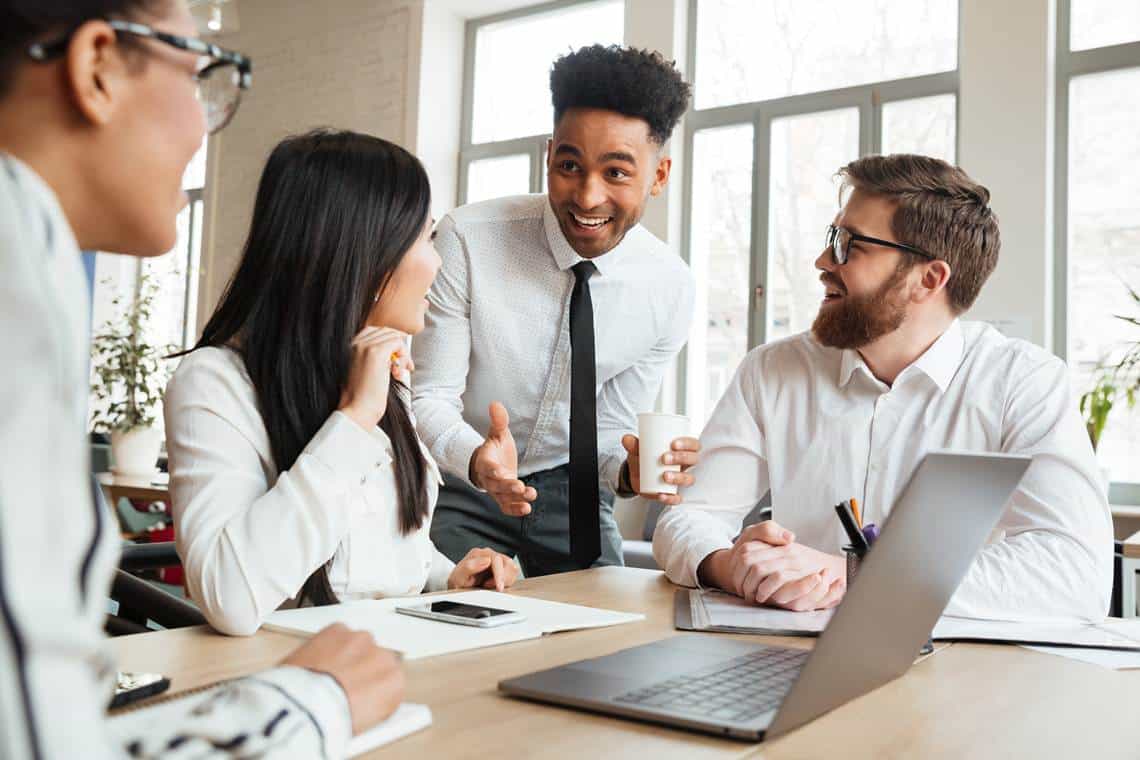 Navegando o Futuro Empresarial: A Vital Aliança entre Inovação e Tecnologia