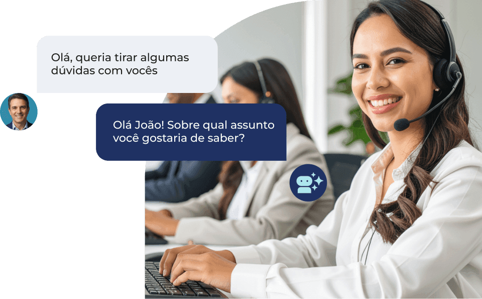 Fotografia de uma atendente sorrindo com headset, acompanhada de balões de chat demonstrando a inteligência artificial da Tactium iniciando o atendimento de forma automática.