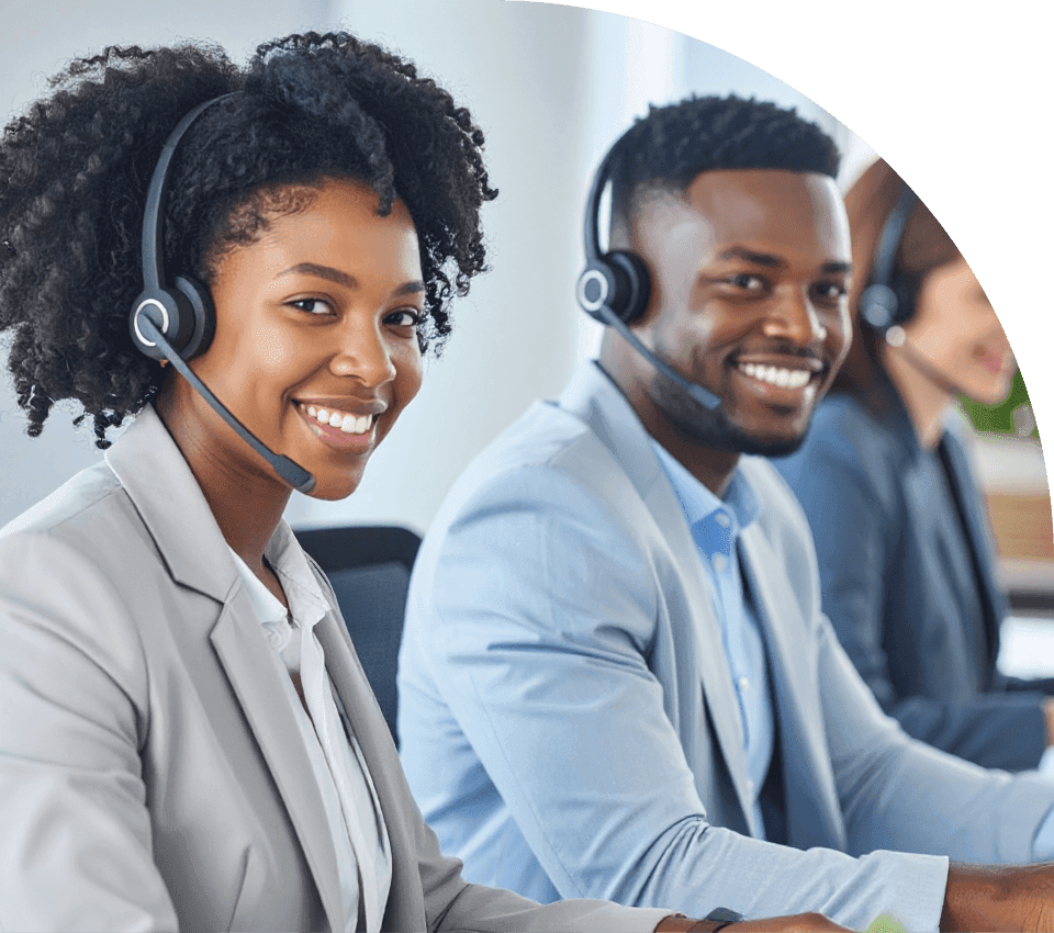 Fotografia de um homem e uma mulher sorrindo em um escritório corporativo enquanto utilizam headsets, ilustrando o uso prático da plataforma de telefonia da Tactium.