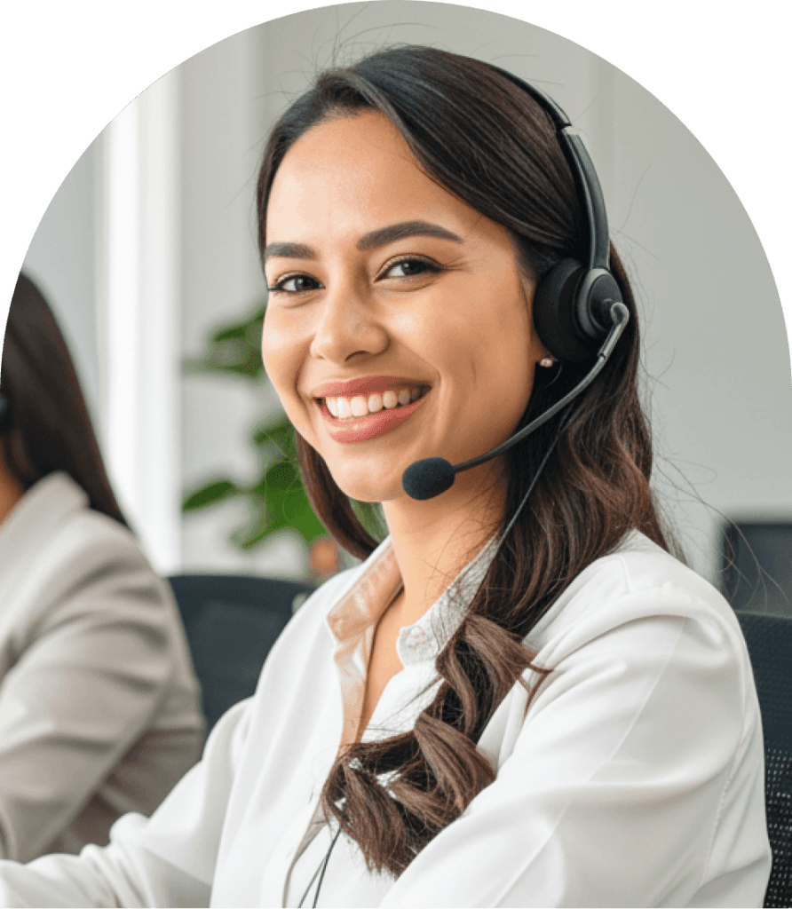 desafio-operacao-contact-center-volume-contatos Retrato de uma atendente sorridente com headset, emoldurada com cantos arredondados, acompanhando o texto sobre o desafio de equilibrar alto volume de contatos, metas diárias e a qualidade da experiência do cliente.