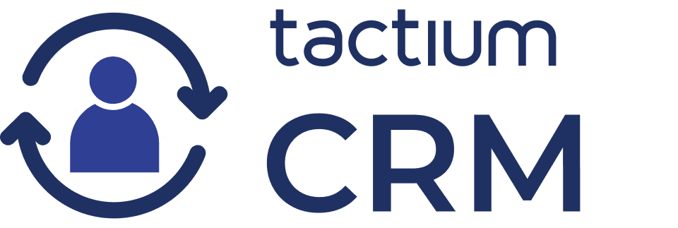 Logotipo azul escuro do módulo Tactium CRM ao lado de um ícone circular com setas envolvendo o perfil de um usuário, representando a organização centralizada e o histórico completo das informações do cliente