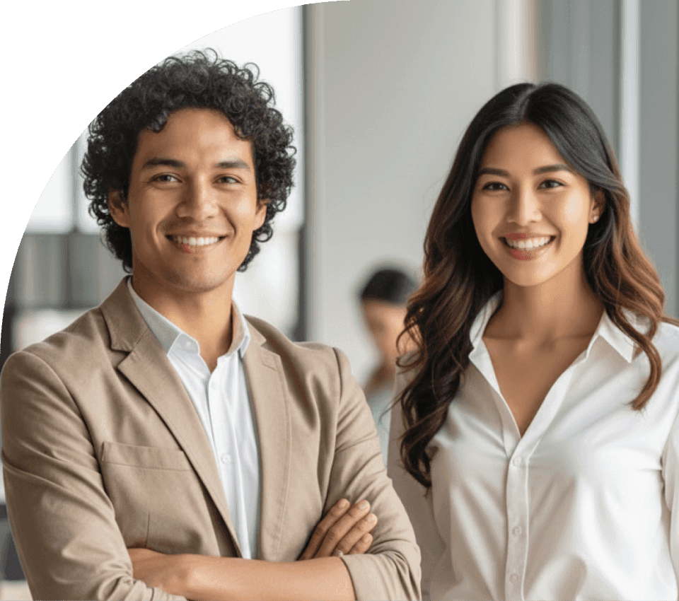 melhoria-comunicacao-operacao-industrial-atendimento Casal de profissionais sorrindo com os braços cruzados em um ambiente corporativo, representando a melhoria na comunicação e a integração do fluxo de atendimento para clientes e distribuidores do setor industrial.