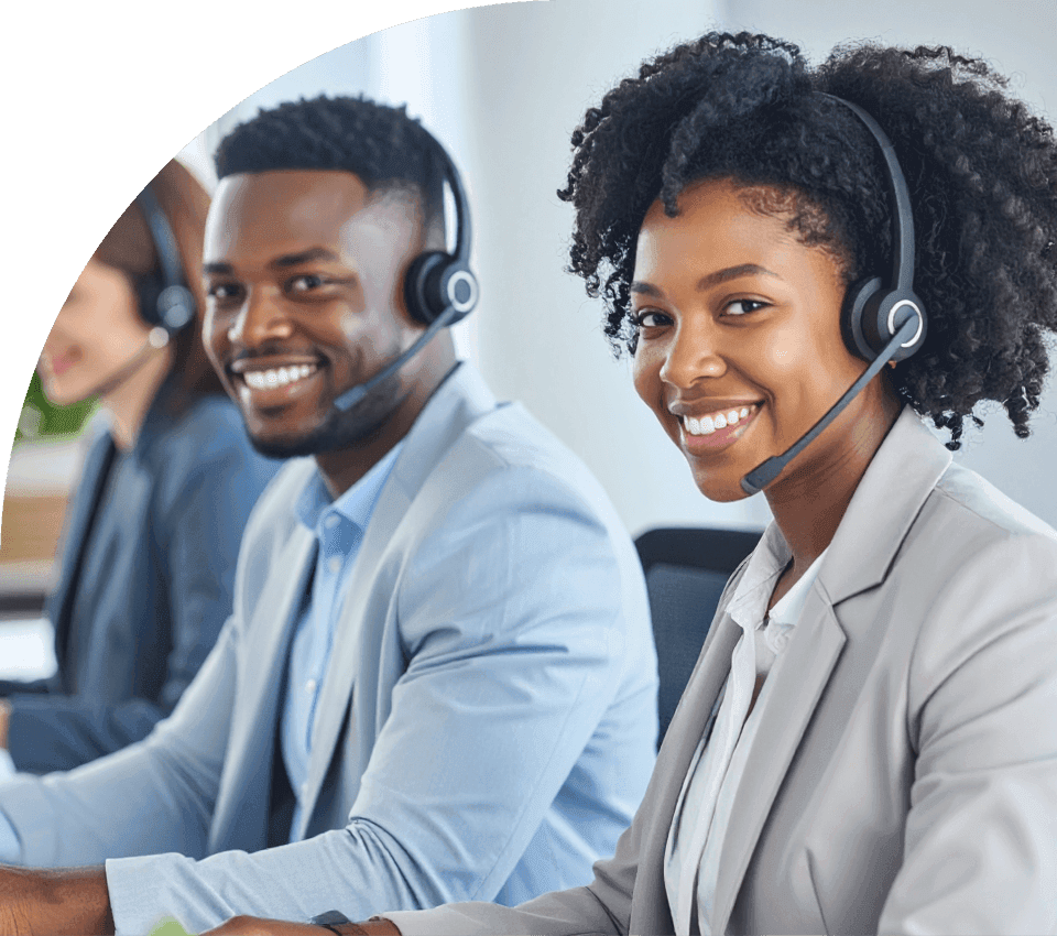 Casal de profissionais de contact center sorrindo com headsets em suas estações de trabalho, ilustrando o ganho de eficiência, a redução de retrabalho e a melhoria real de resultados na operação.
