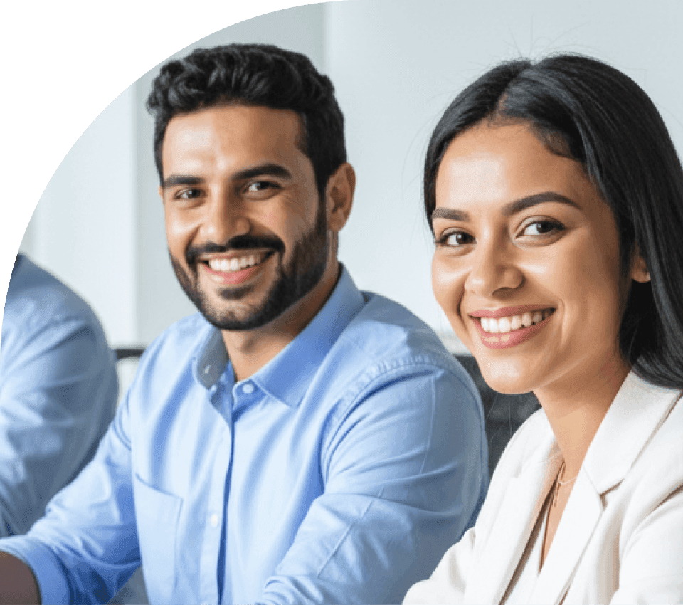 Casal de profissionais de negócios sorrindo em um ambiente corporativo, representando equipes que modernizaram a comunicação e reduziram custos com a telefonia inteligente.
